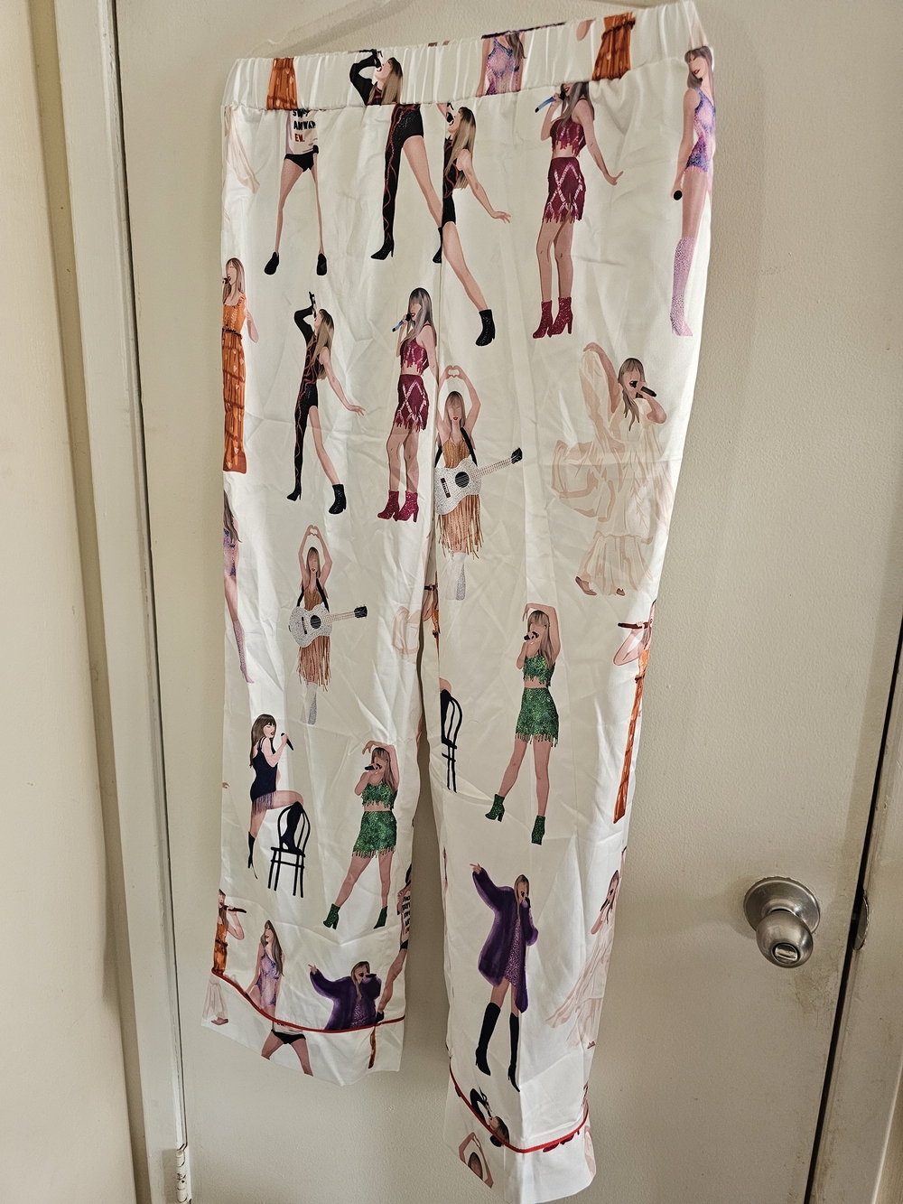 Taylor Swift Printed Satin Pajamas - Picture 9 of 11